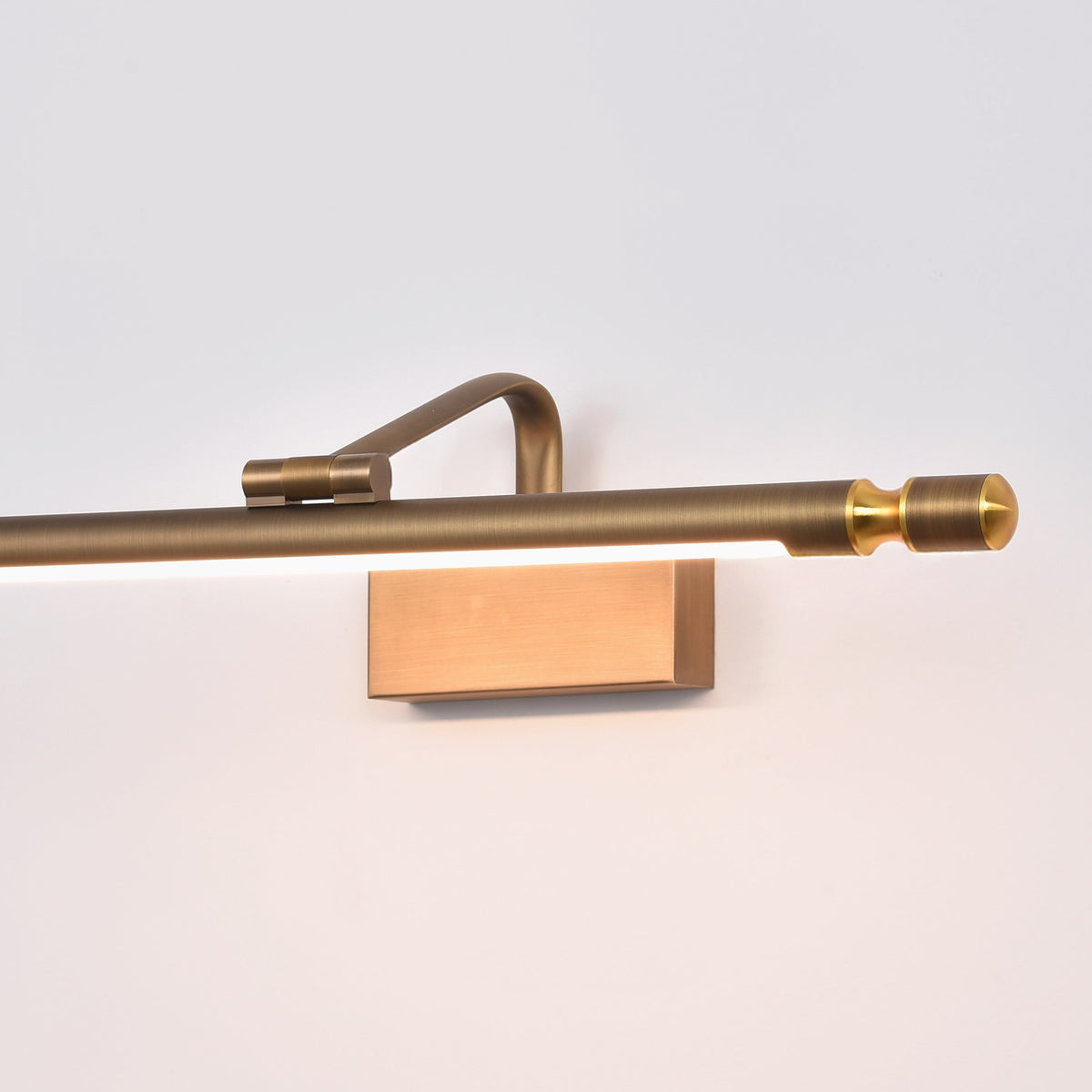 Isolate (Gold, Medium) Wall Light