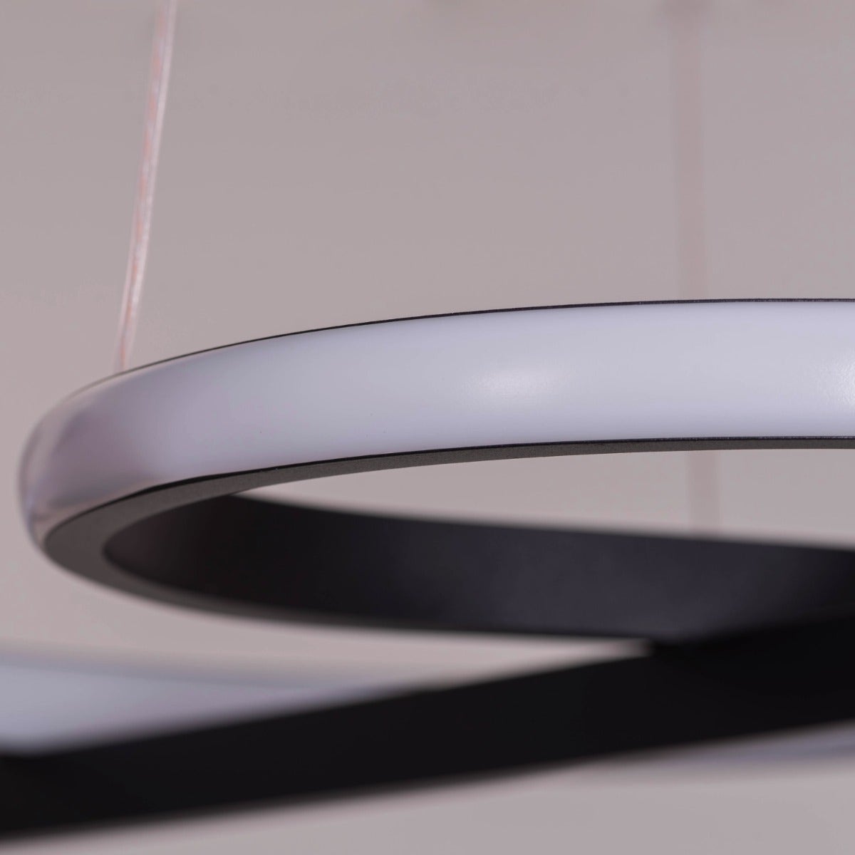 ثريا غطس مباشرة (متوسطة، سوداء، مصباح LED قابل للتعتيم مع جهاز تحكم عن بعد)