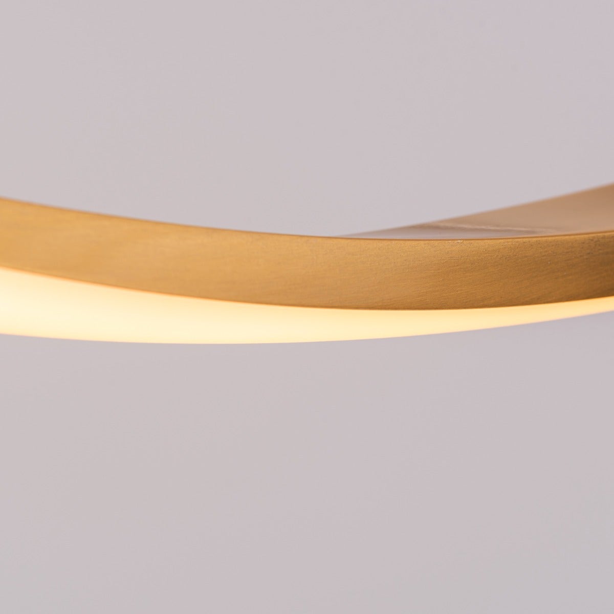 دليل موجز (كبير، ذهبي، إضاءة LED قابلة للتعتيم مع جهاز تحكم عن بعد) ثريا