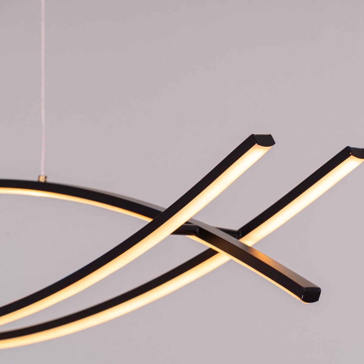 ثريا "آمن بي" (كبيرة، سوداء، إضاءة LED بثلاثة ألوان قابلة للتعتيم مع جهاز تحكم عن بعد)