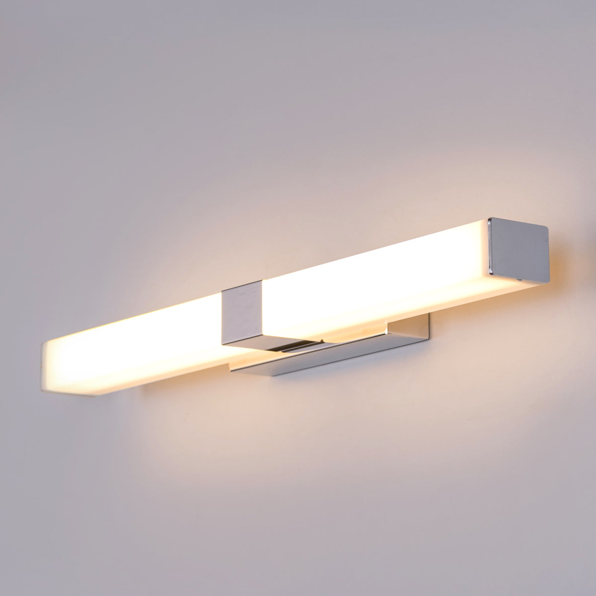 فانيتي رياليتي (كبير، كروم، إضاءة LED مدمجة) مصباح إضاءة حائط للحمام من الفولاذ المقاوم للصدأ