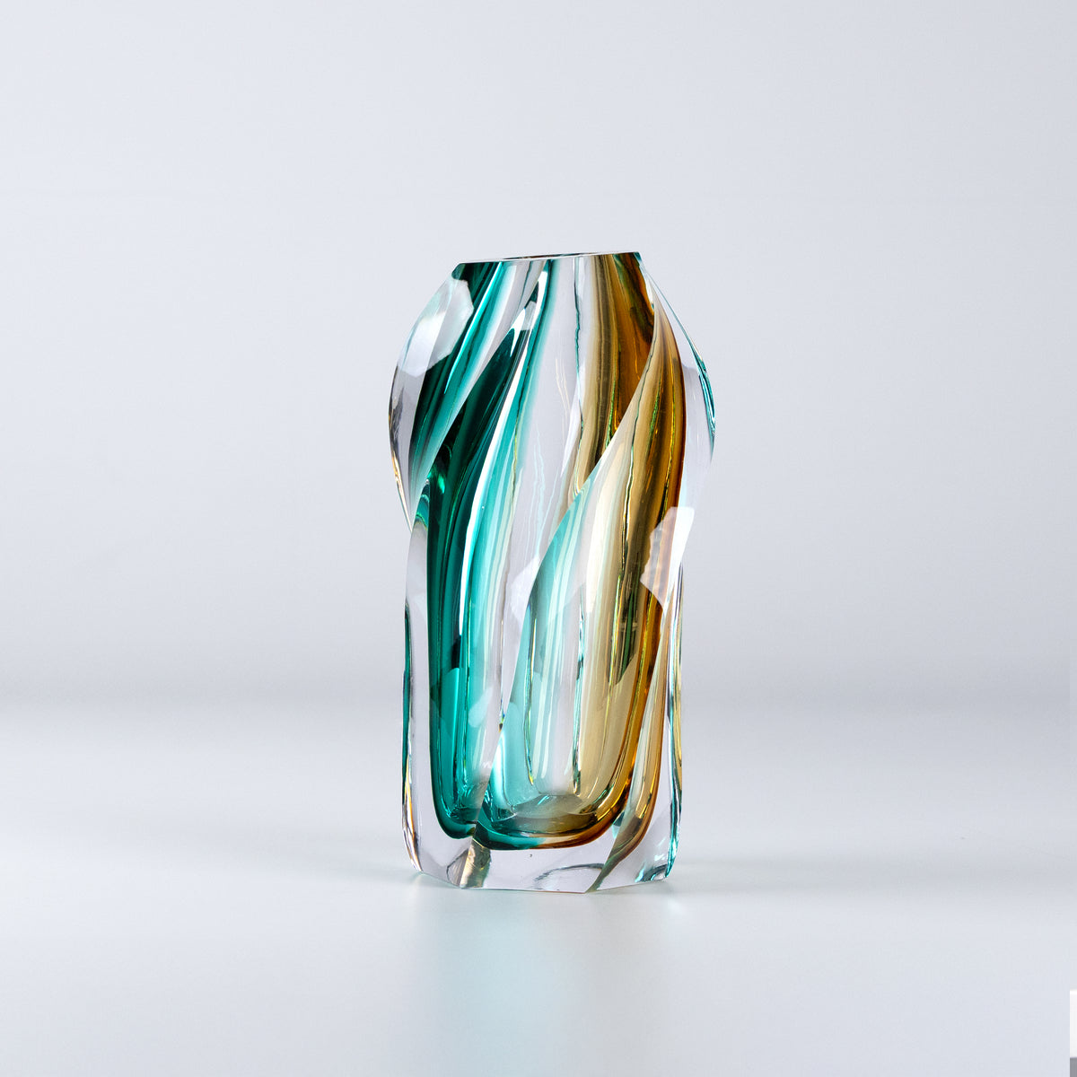 Vitreous glass vase
