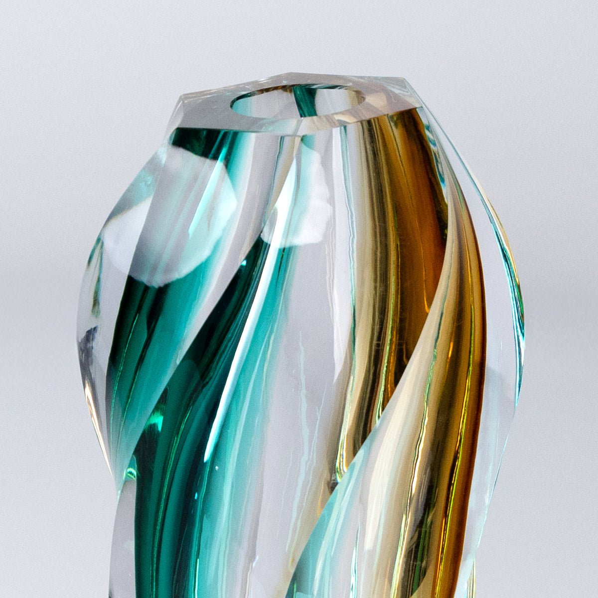 Vitreous glass vase