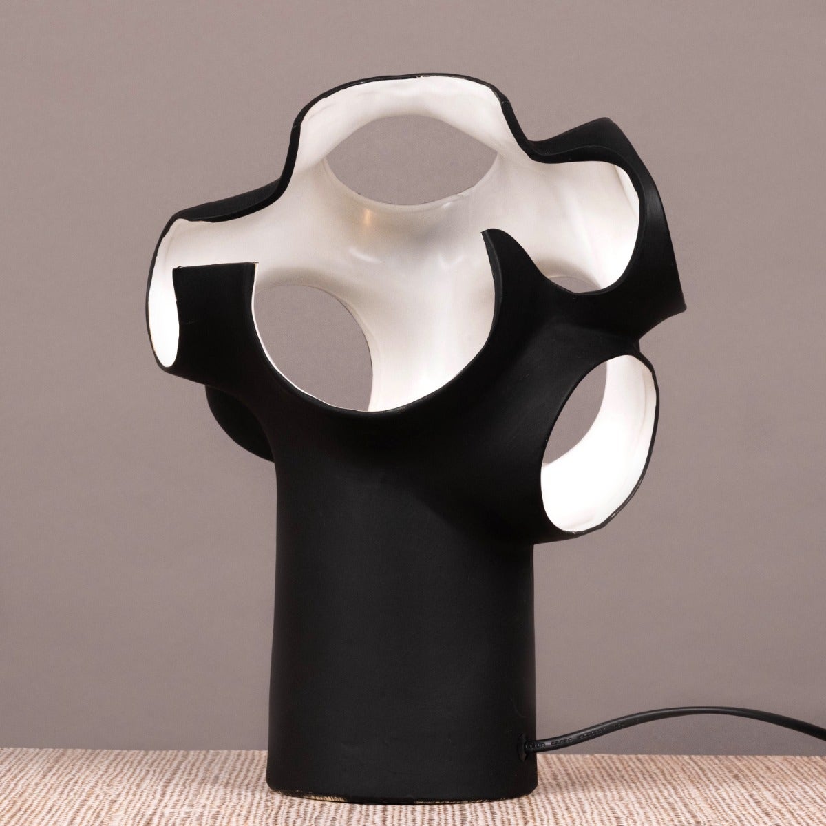ديكور منزلي سيراميك بتصميم "Broken Love" (أبيض/أسود)