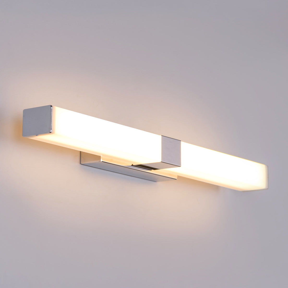 فانيتي رياليتي (كبير، كروم، إضاءة LED مدمجة) مصباح إضاءة حائط للحمام من الفولاذ المقاوم للصدأ