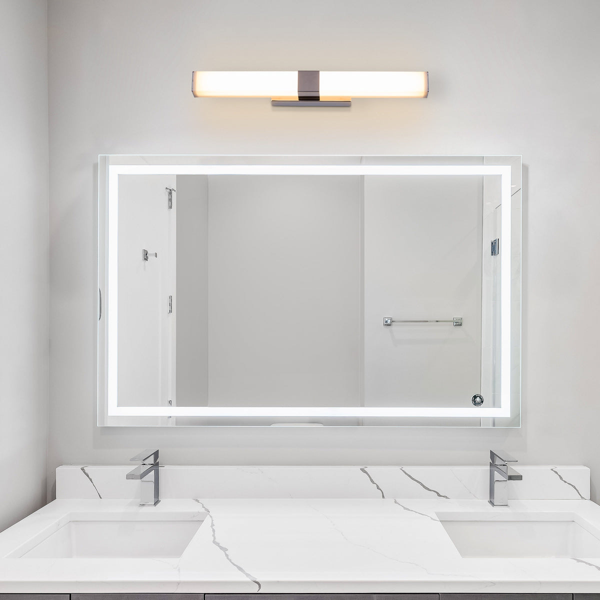 فانيتي رياليتي (كبير، كروم، إضاءة LED مدمجة) مصباح إضاءة حائط للحمام من الفولاذ المقاوم للصدأ